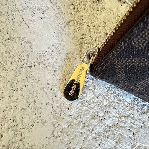 Michael Kors jet set brown & gold logo name plate zip around wallet - Picture 5 of 9
